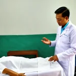 무속 종교와 법적 지위 - **Prompt: "A bustling, modern Malaysian Traditional and Complementary Medicine (T&CM) clinic. In the...